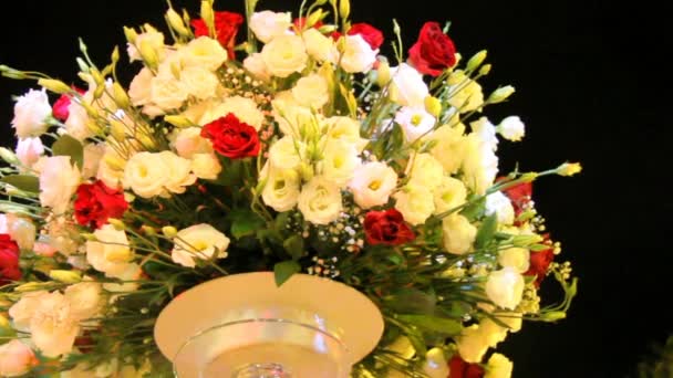 Velké dekorativní kytice na svatební obřad — Stock video