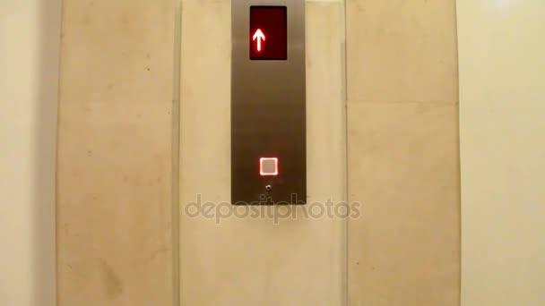 Digitalanzeige außerhalb des fahrenden Aufzugs — Stockvideo