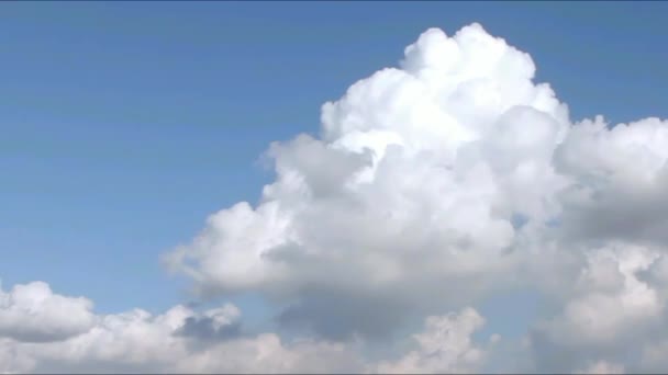 Hermosas nubes en movimiento sobre fondo azul del cielo — Vídeos de Stock