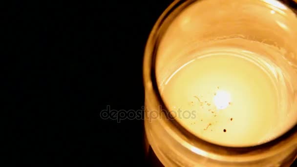 Горящая свеча в стеклянном пикапе — стоковое видео
