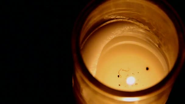 Burning Candle in a Glass Beaker on Dark Background — Stock Video