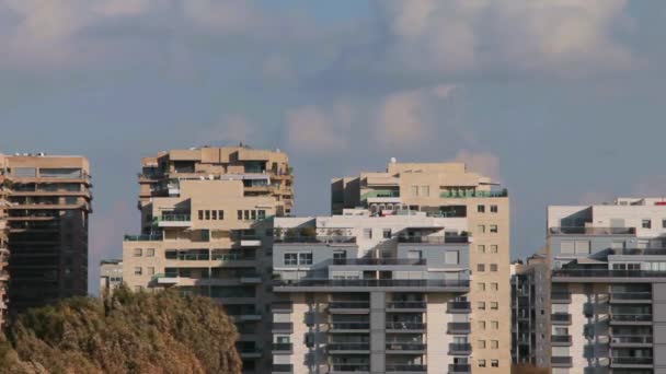 Panorama de la ciudad moderna en el hermoso cielo azul con fondo de nubes blancas — Vídeos de Stock