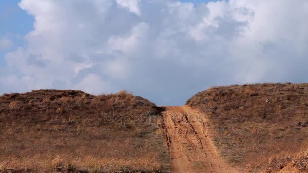 Off road kum dune motokros ve otomatik spor izlemek üzerinde mavi gökyüzü ve bulutlar beyaz arka plan — Stok video