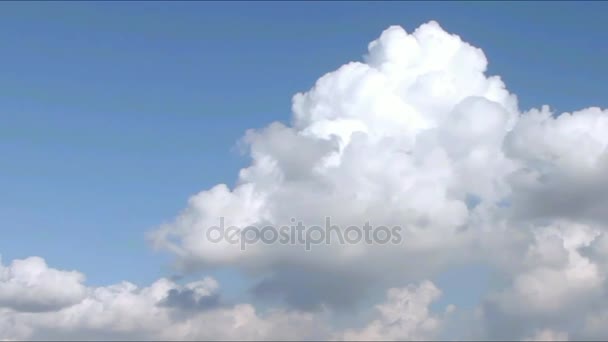 Vackra moln i rörelse på blå himmel bakgrund. Tidsfördröjning — Stockvideo