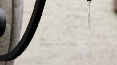 Eski bir şekilde dekore edilmiş açık lavabo ve su dağıtıcısı portre