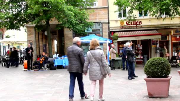 Niezidentyfikowanych turystów o starej zabytkowej ulicy w dzień wiosny w Baden-Baden, Niemcy — Wideo stockowe