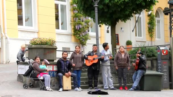 Grupo musical amador realiza música latino-americana em uma das ruas antigas do centro da cidade em Baden-Baden, Alemanha — Vídeo de Stock