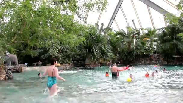Travelers in the Well-Equipped Central Park Pool. Erperheide, Belgium — Stock Video