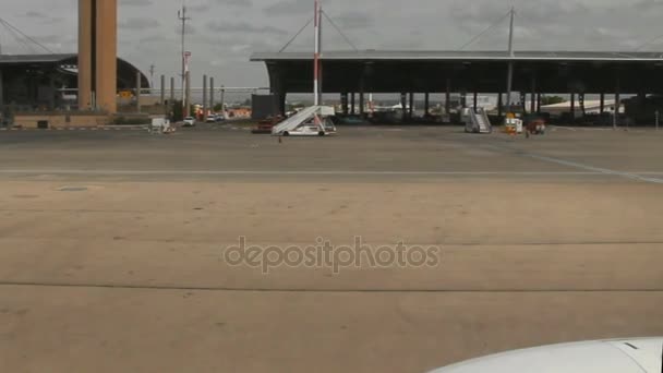 Düsenbesteuerung am Flughafen vom Flugzeug aus gesehen — Stockvideo