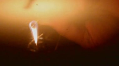 Adam yansıması bir maç karanlık ve koyu cam yüzeyinde yanan ışıklar