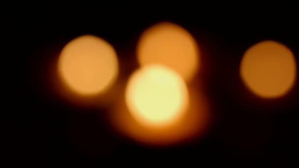 Abstrato queima velas fora de foco de filmagem para o seu projeto — Vídeo de Stock