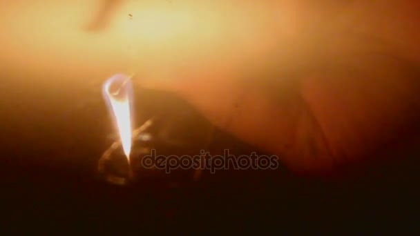 Reflexão do homem acende um jogo na escuridão e queima na superfície de vidro escuro — Vídeo de Stock