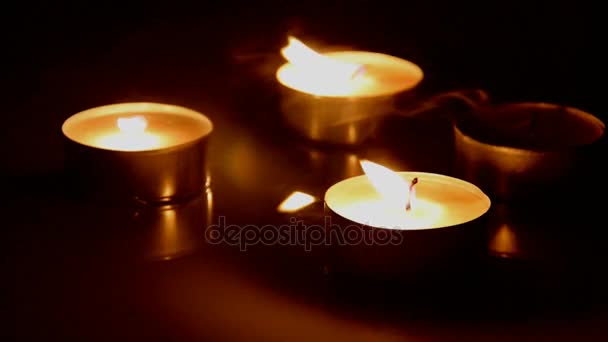 Feche o vento apagando as velas em chamas na mesa de madeira marrom escura — Vídeo de Stock