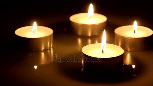 Fechar a vela em chamas no fundo da mesa de madeira escura — Vídeo de Stock
