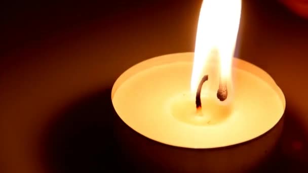 Männer zünden Kerze mit Streichhölzern an — Stockvideo