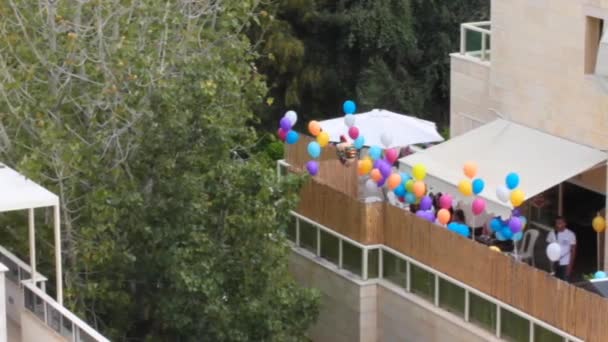 Balkon versierd met kleurrijke ballonnen ter gelegenheid van de verjaardag. — Stockvideo