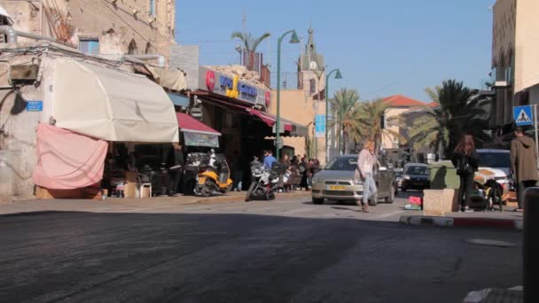 Traffico intenso su Old Yefet Street nel Jaffa con torre dell'orologio sullo sfondo — Video Stock