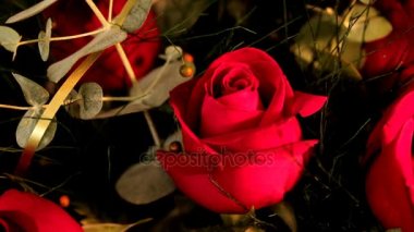 Bej renkli duvar arka plan üzerinde koyu kırmızı gül buketi. Kamera hamle değil