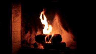 Bir Fireplase bulanıklık içinde ateş. Statik Video.