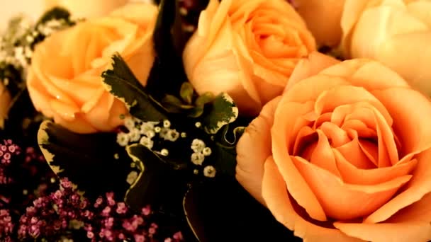 Bouquet de Dellow Roses. La caméra se déplace à gauche — Video