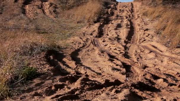 Off Road Sand Dune Motocross e Auto Sport Track. Câmara se move para a esquerda — Vídeo de Stock