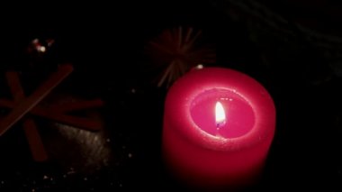 Dekoratif mum ve köknar ağaçlarının çelenk masaya yanan kırmızı ile Noel yükleme