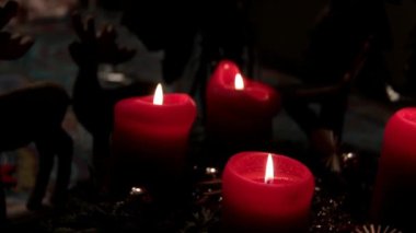 Noel yükleme dekoratif mumlar ve köknar ağaçlarının çelenk masaya yanan kırmızı