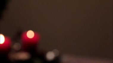 Masaya dekoratif mumlar yanan kırmızı ile Noel yüklemesinin görünümü bulanıklık