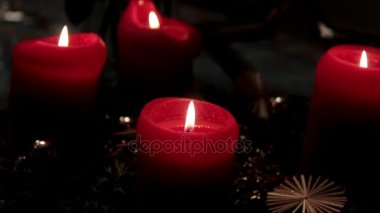 Noel yükleme dekoratif mumlar ve köknar ağaçlarının çelenk masaya yanan kırmızı