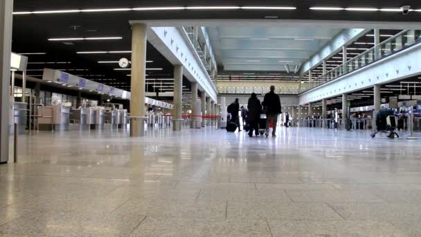フランクフルト国際空港のホールの 1 つの乗客。ターミナル c. — ストック動画
