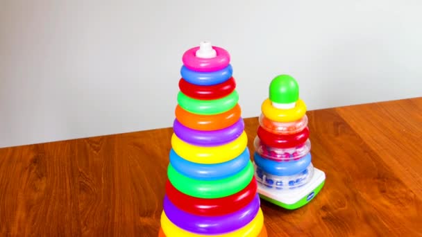 Piramide speelgoed. Kinder speelgoed piramides op bruin houten tafel. — Stockvideo