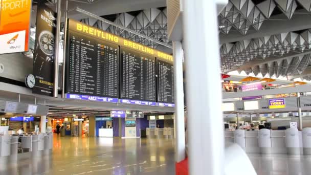 Пасажирів в одному із залів Франкфуртського міжнародного аеропорту. Термінал с — стокове відео