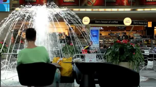 Ben Gurion Uluslararası Havaalanı, Terminal 3, kalkış salonu ve gümrüksüz alan yolcular — Stok video