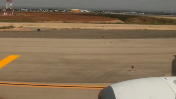 Jet Taxing Ben Gurion International Airport as seen from inside the Aircraft (en inglés). Disparos a través de una ventana no muy limpia . — Vídeos de Stock