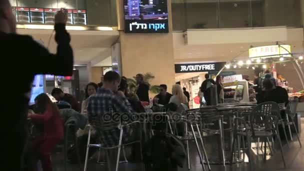 Passageiros no Aeroporto Internacional Ben Gurion, Terminal 3 Sala de Partida e Área Franca. Tel Aviv. Israel — Vídeo de Stock