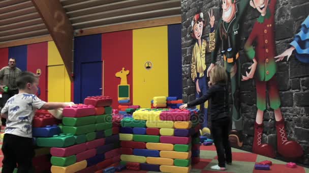 Los niños juegan con Lego en el parque infantil bien equipado de Central Park. Erperheide, Bélgica — Vídeo de stock