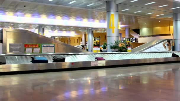 Gepäckausgabe am internationalen Flughafen Ben Gurion. — Stockvideo