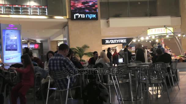 Passagiers op Israëls Ben Gurion International Airport, Terminal 3 vertrekhal en belastingvrije gebied. Tel Aviv. Israël — Stockvideo