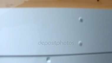 Yaşlı adam küçük eski otelin Asansör kullanarak