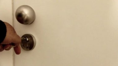 Yaşlı adam eski bir oda kapı ile bir anahtar kapatır