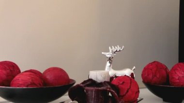 Noel dekorasyon oyuncak geyik ve dekoratif çiçek beyaz büfe üzerinde duran