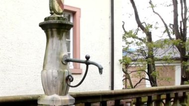 Eski bir şekilde dekore edilmiş açık lavabo ve su dağıtıcısı Closeup Baden-Baden'da