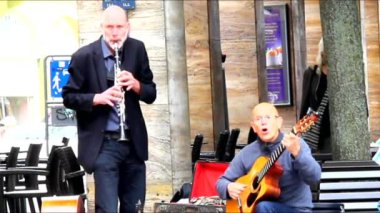 Kimliği belirsiz gitarist ve flütçü Yahudi ve İsrail'in müzik şehir merkezinin eski caddelerinden biri bahar günü Baden-Baden, Almanya'nın gerçekleştirmek