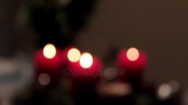 Masaya dekoratif mumlar yanan kırmızı ile Noel yüklemesinin görünümü bulanıklık