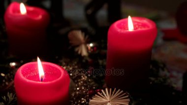 Noel yükleme dekoratif mumlar ve köknar ağaçlarının çelenk masaya yanan kırmızı