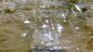 Eskiler'in dilinde akan su açık lavabo su dağıtıcısı Closeup Baden-Baden'da üzerinden dekore edilmiştir.