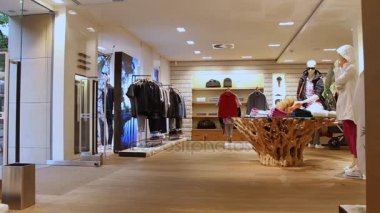 Küçük deposunda unrecognisable ziyaretçi