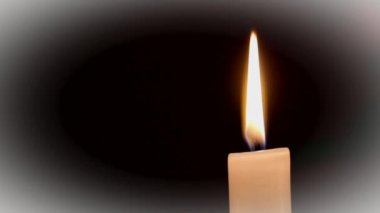 Koyu arkaplanda yanan mum