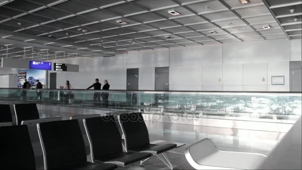 Cestující v jednom z čekárny mezinárodní letiště — Stock video