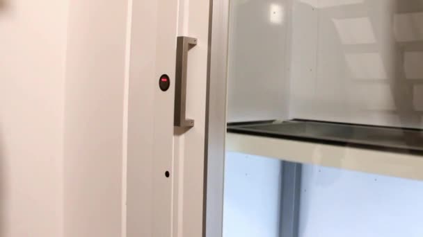 Alter Mann benutzte Aufzug in kleinem alten Hotel — Stockvideo